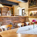 Weingut Schuh ゲストハウス コスヴィヒ